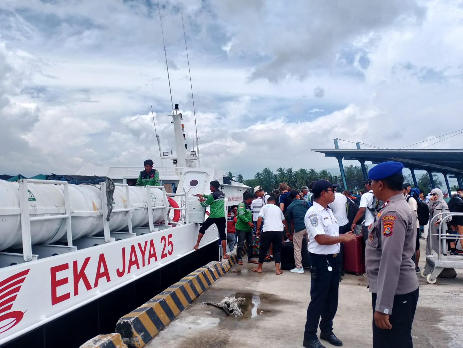 Personel Satpolair Polres Lombok Utara melakukan pengamanan di Pelabuhan Bangsal, Minggu (14/9)