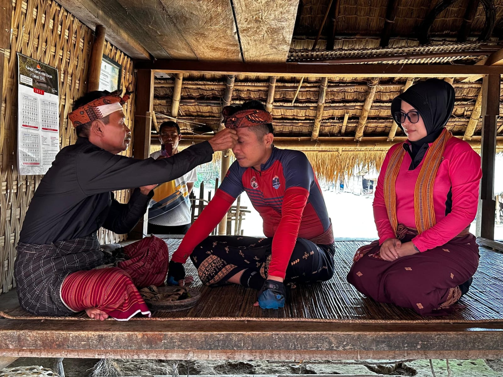 Kapolres dan Ketua Bhayangkari Cabang Lombok Utara menjalani rutual ada menyembek.