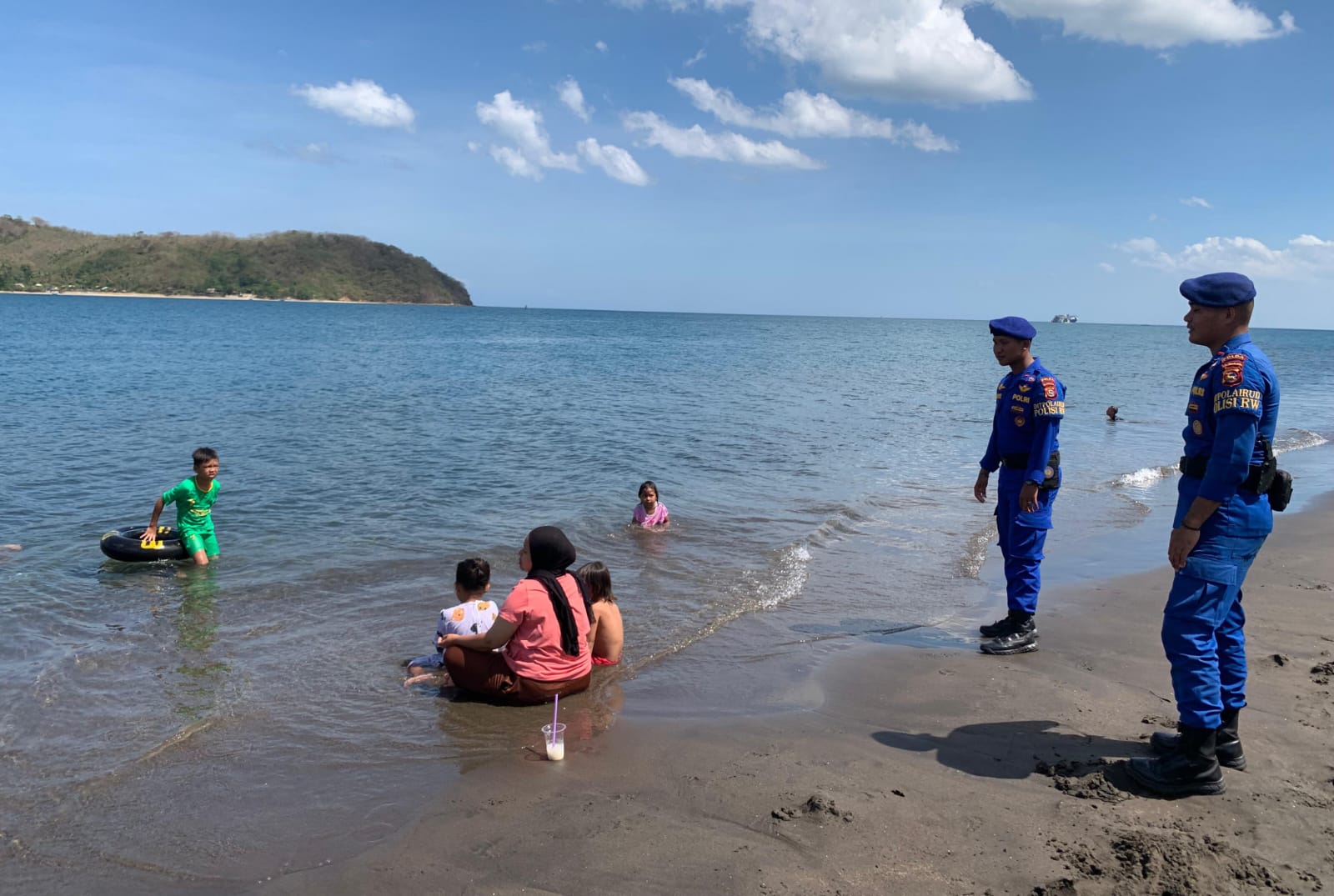 Personel Ditpolairud Polda NTB melakukan pengamanan wisata di Pantai Cemara, Lombok Barat, Minggu (14/9).