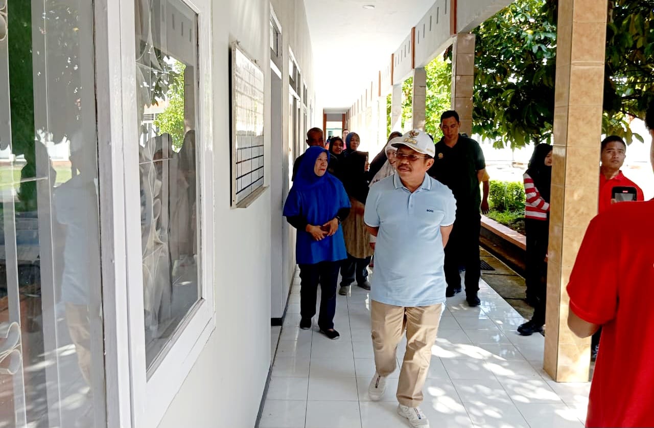 CEK KESIAPAN: Bupati Lombok Barat Lalu Ahmad Zaini saat meninjau kesiapan gedung SKB Gunungsari yang akan dijadikan tempat belajar sekolah rakyat tingkat dasar.