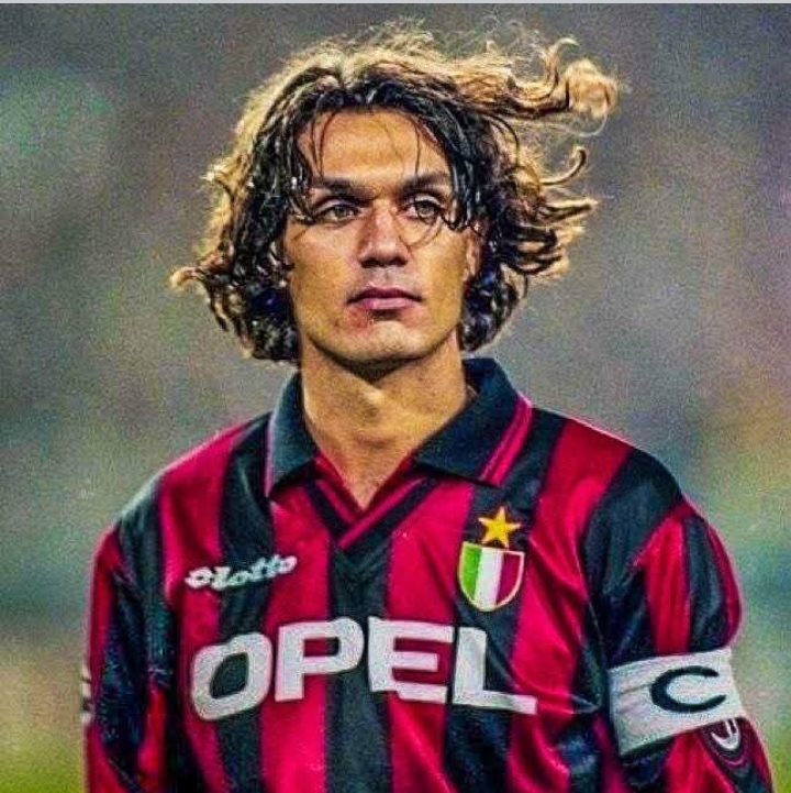 Paolo Maldini, sang legenda AC Milan yang membawa klub pada banyak trophy kejayaan. 
