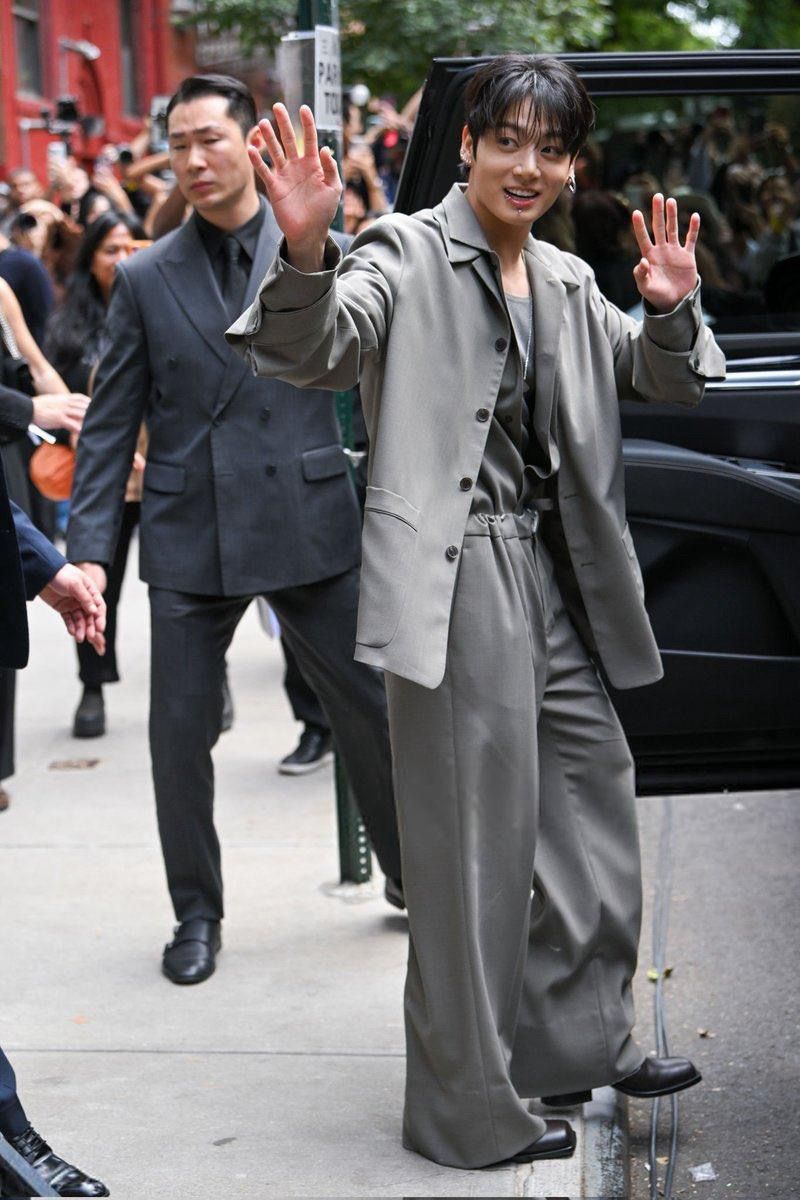 Jungkook BTS saat menghadiri New York Fashion Week.