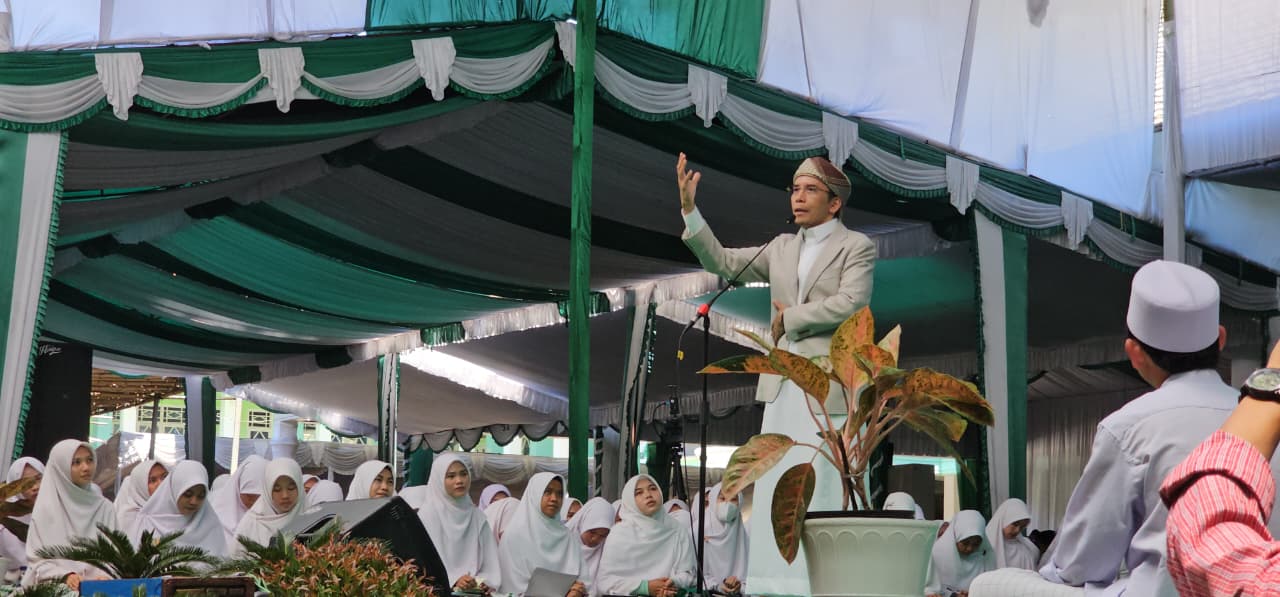PENGAJIAN AKBAR: Ketua PB NWDI TGB Zainul Majdi saat memberikan pengajian di Hultah NWDI ke-90 di Pancor, Lombok Timur.