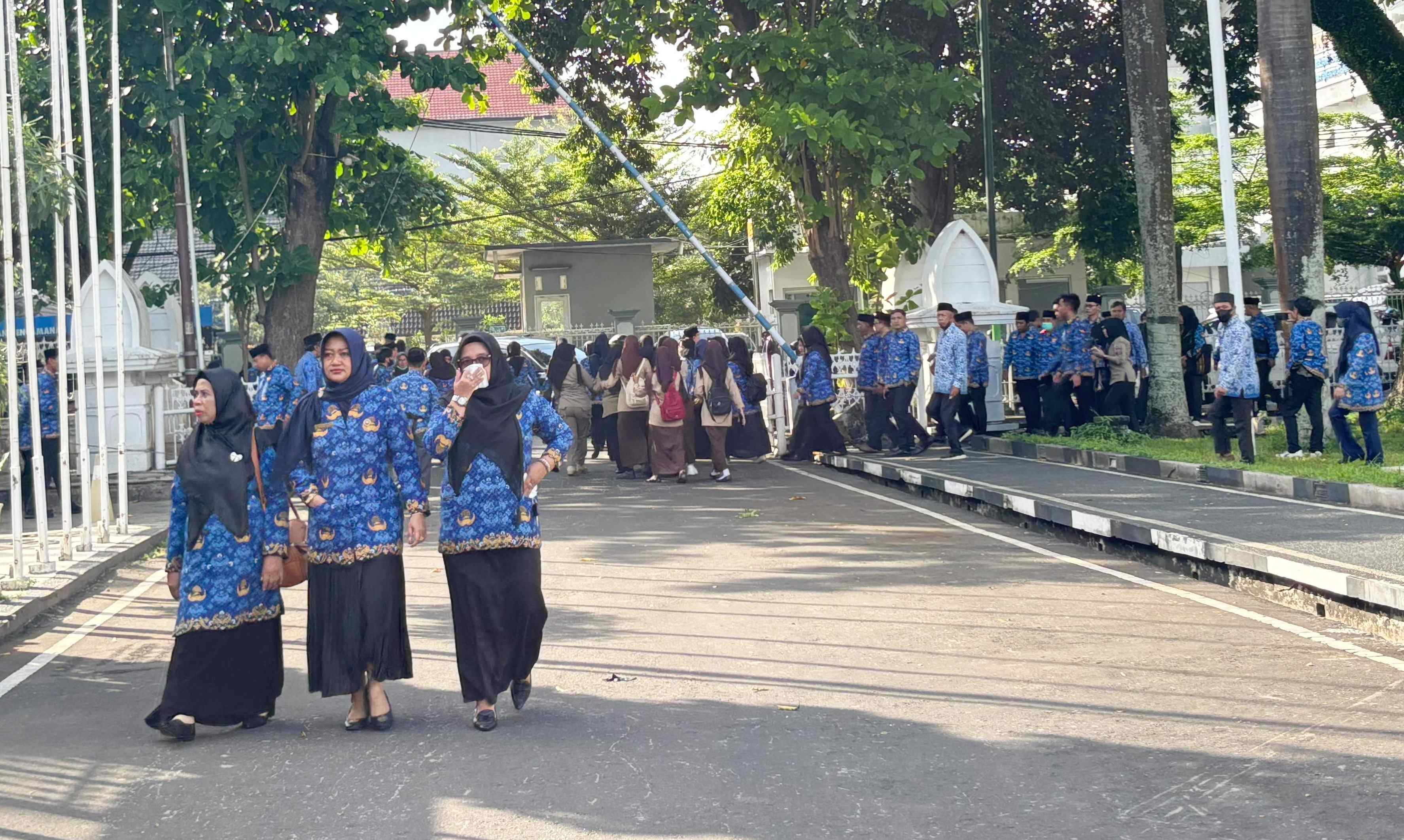 USAI UPACARA: Para ASN Pemprov NTB dalam sebuah kesempatan, di halaman Kantor Gubernur NTB, beberapa waktu lalu.