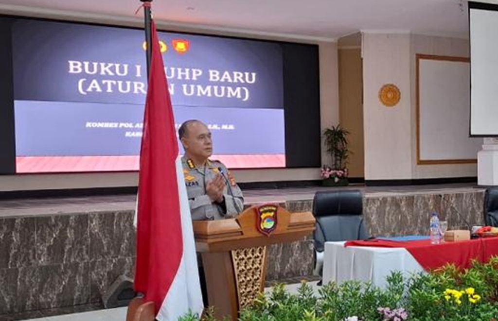 BERIKAN PEMAPARAN: Kabid Hukum Polda NTB Kombes Pol Azas Siagian mempresentasikan ke seluruh jajaran penyidik Polda NTB dan Polres jajaran terkait dengan sosialisasi KUHP baru.
