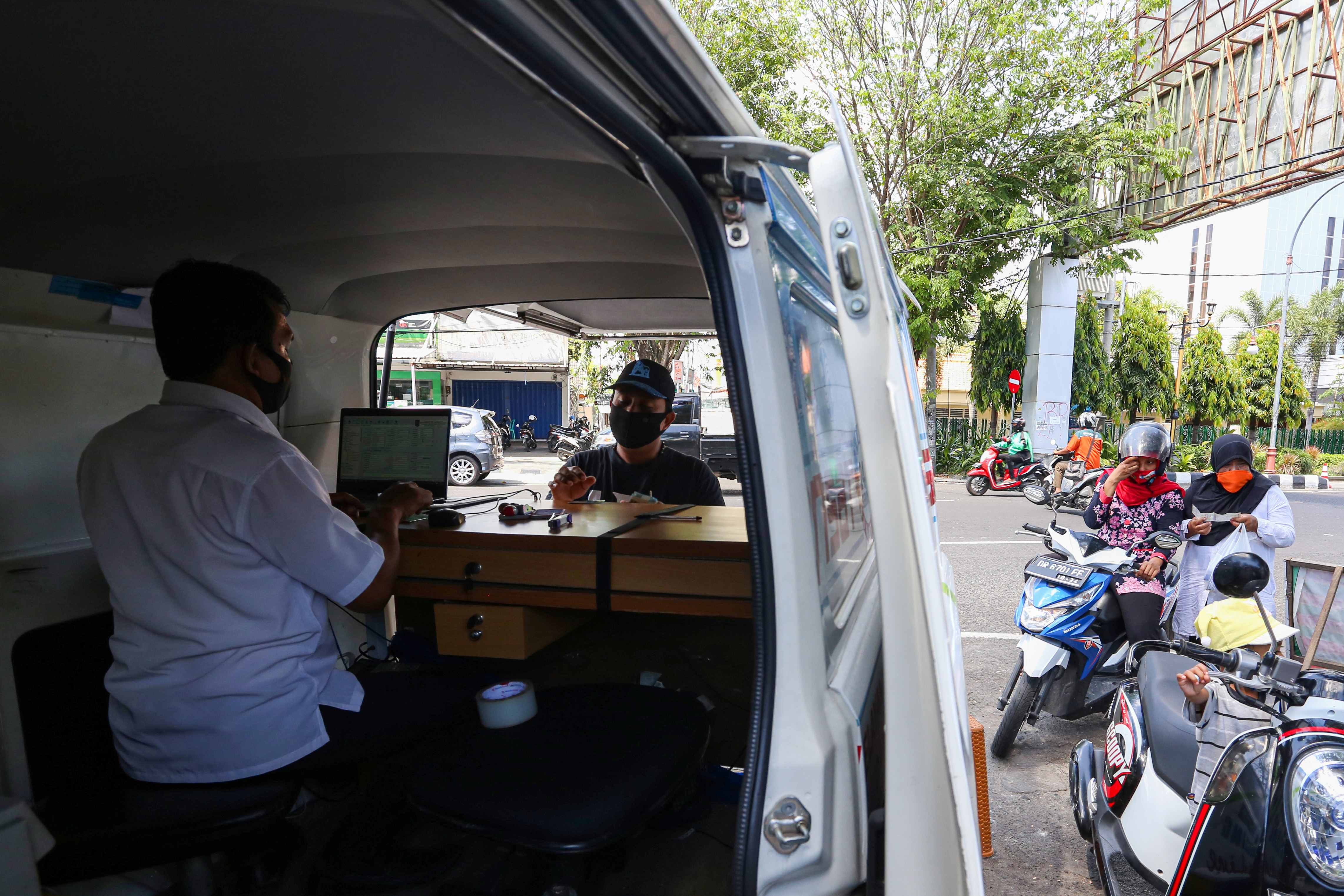 SUMBER PAD: Seorang petugas melayani warga yang ingin membayar PKB, di Mataram beberapa waktu lalu.