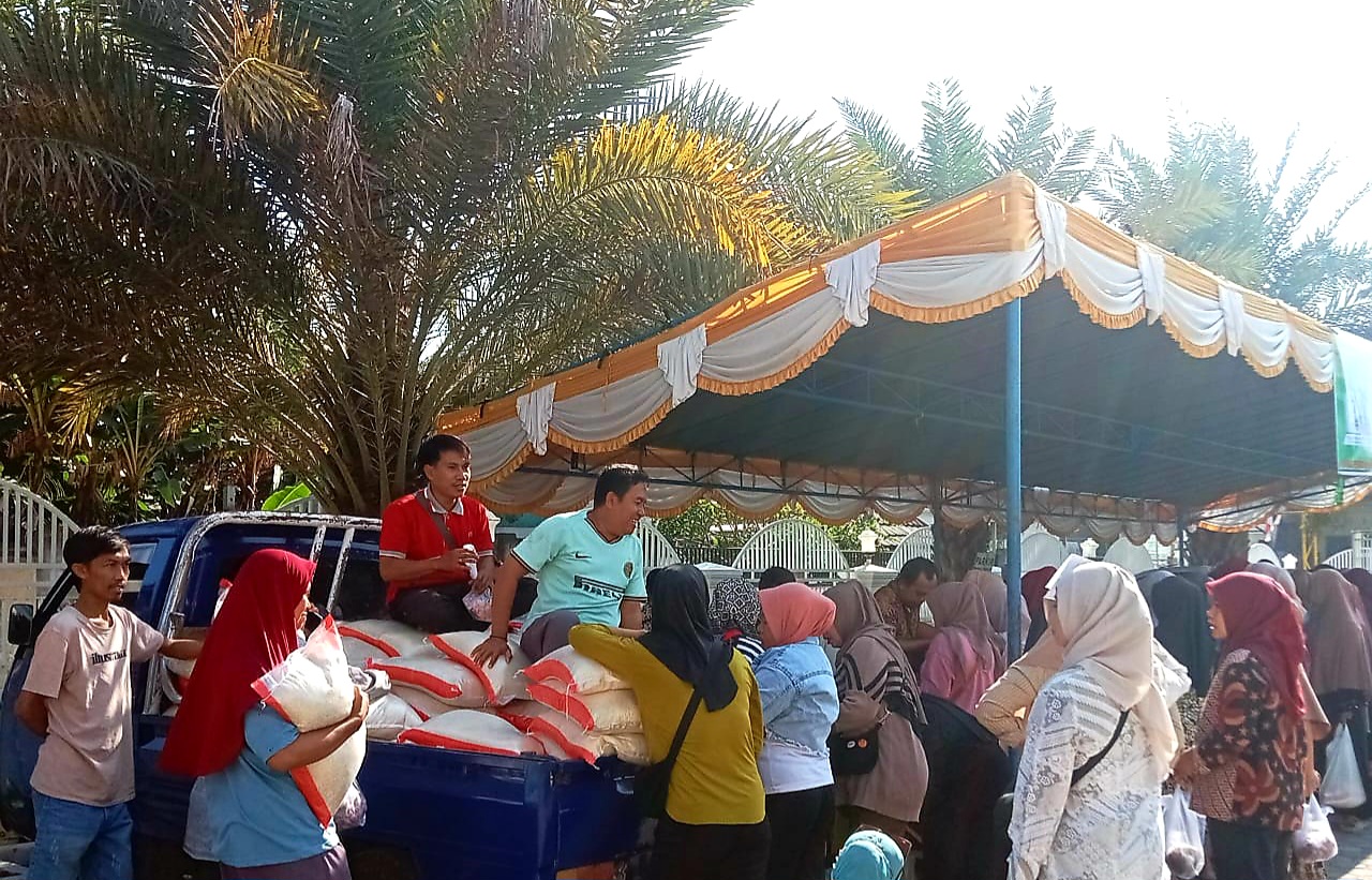 PASAR TANI: Sejumlah warga Gerung, Lombok Barat saat menyerbu pasar tani keliling yang digagas Dinas Pertanian Lobar pekan lalu.