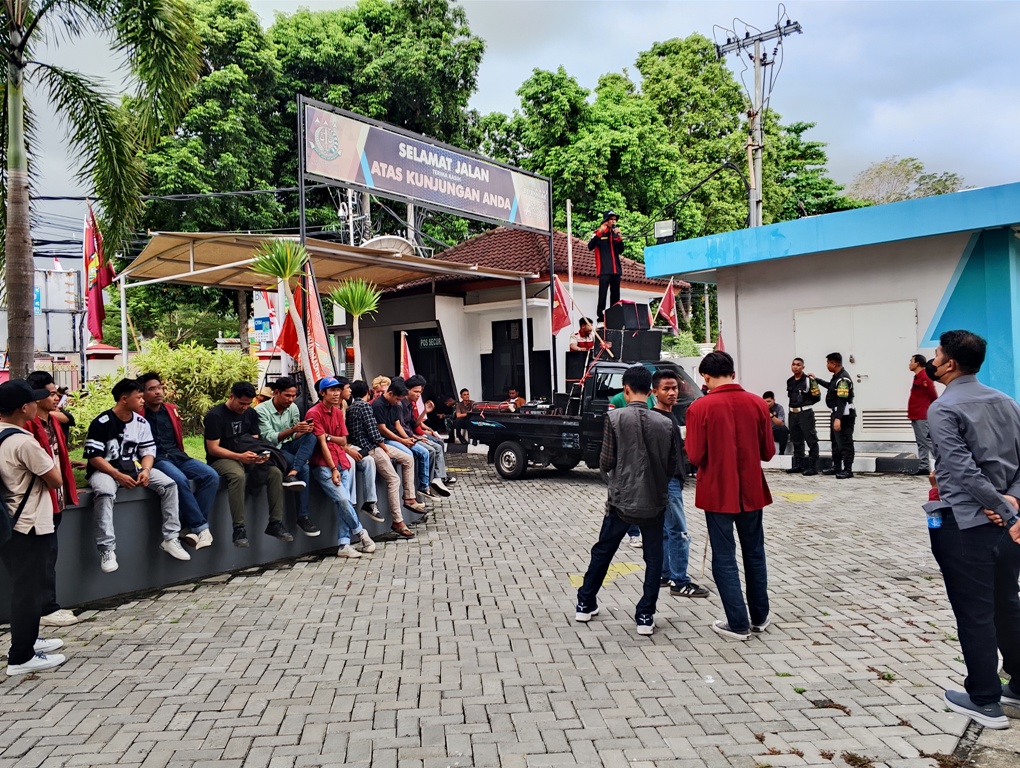 TUNTUT TRANSPARANSI: Sejumlah pendemo mendatangi kantor Kejati NTB, beberapa waktu lalu.&nbsp;