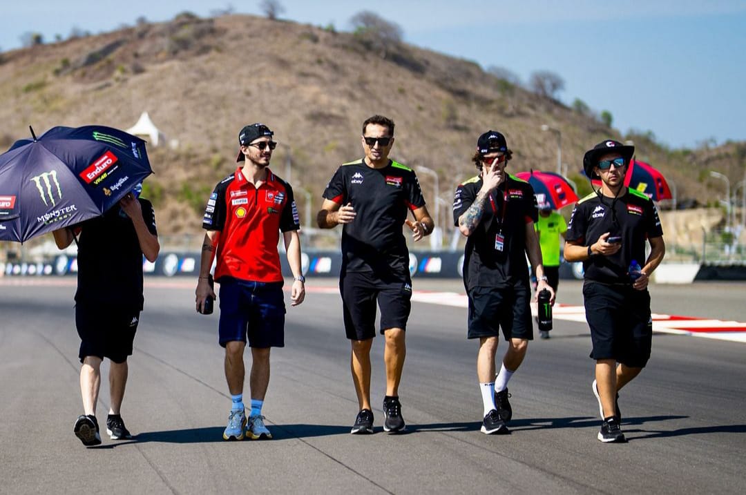 Lima orang pembalap MotoGP saat berolahraga mengelilingi Sirkuit Internasional Mandalika, Loteng, tahun lalu.