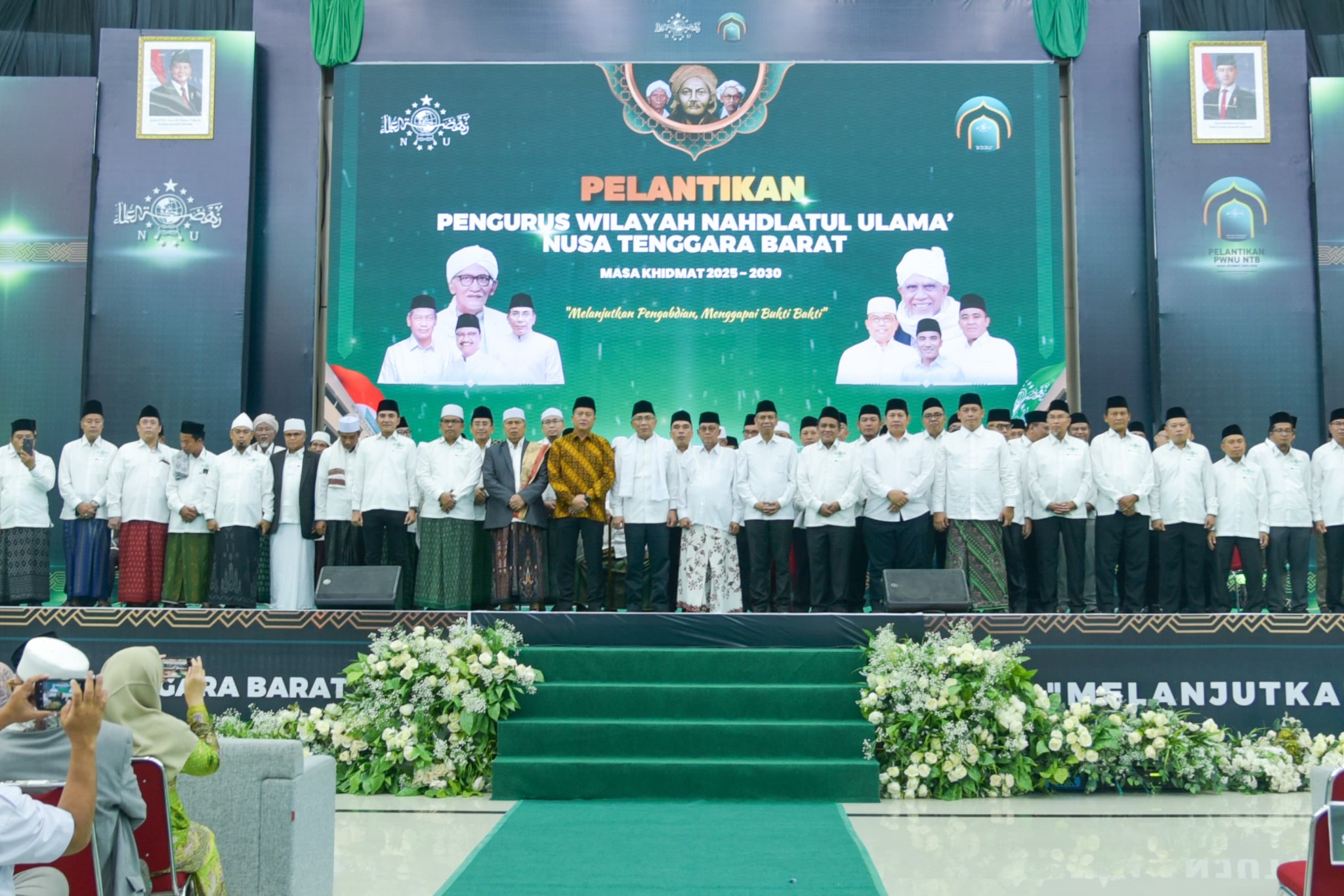 Foto bersama Ketua Umum PBNU KH Yahya Cholil Staquf (tengah), Gubernur NTB Lalu Muhamad Iqbal (batik coklat), dengan PWNU NTB 2025 &ndash; 2030 yang baru dilantik, di auditorium UIN Mataram, Minggu (14/9).
