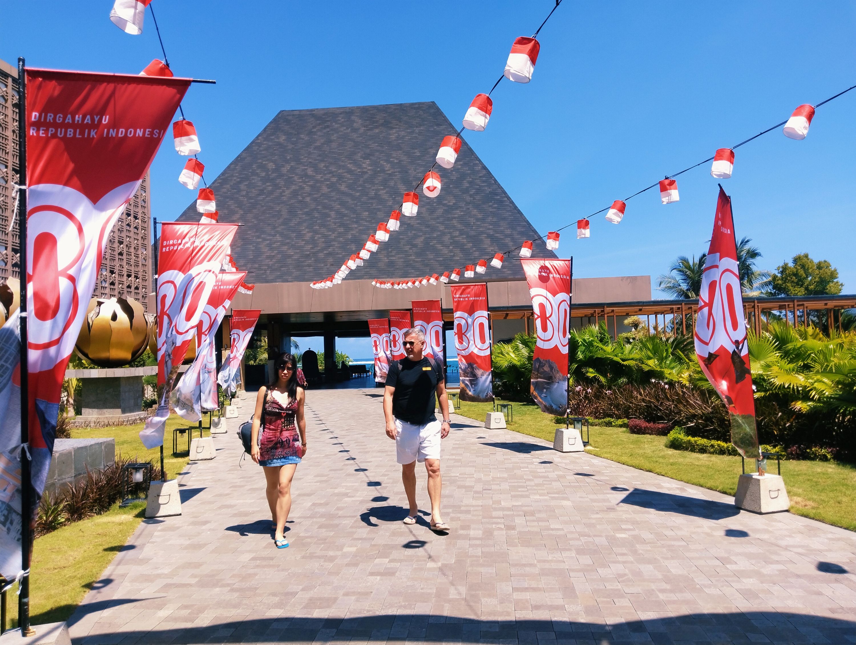 Sepasang wisatawan berjalan keluar dari area Pullman Merujani Mandalika Beach Resort, Lombok Tengah, beberapa waktu lalu.