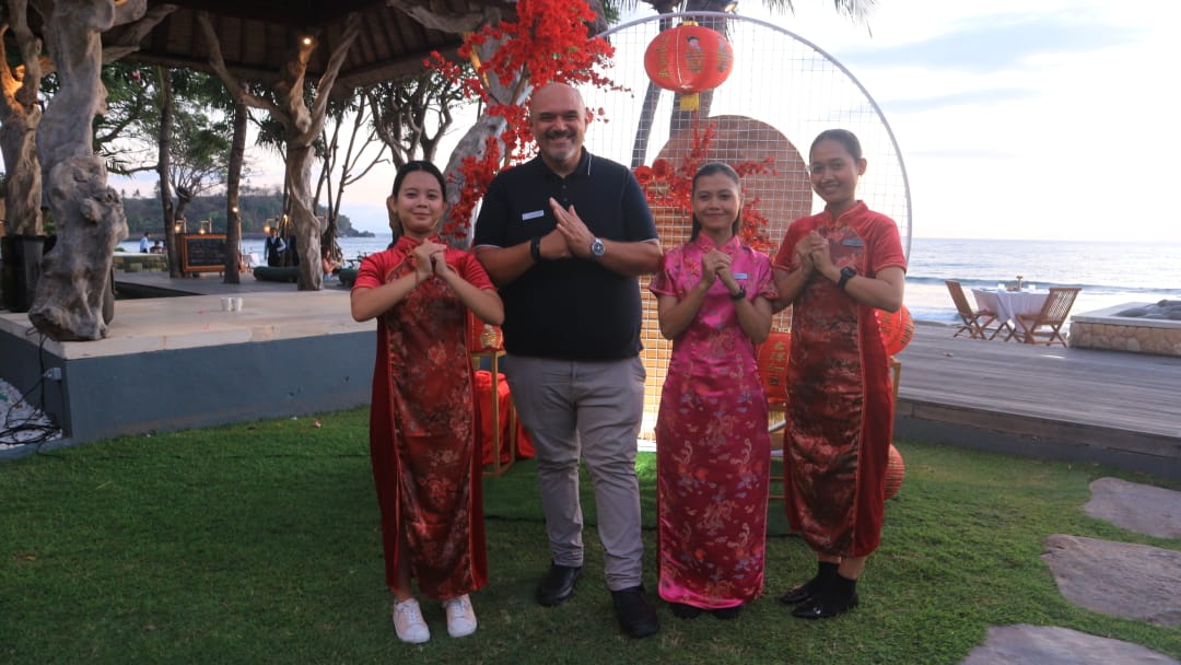 NUANSA BERBEDA: General Manager Qunci Villas Senggigi Vittoria Negeri (dua dari kiri) menyambut para tamu pada acara Chef in The Wild.
