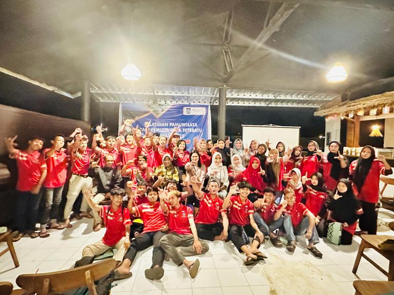 Dispora NTB bersama pemuda Tetebatu usai pelatihan pramuwisata.
