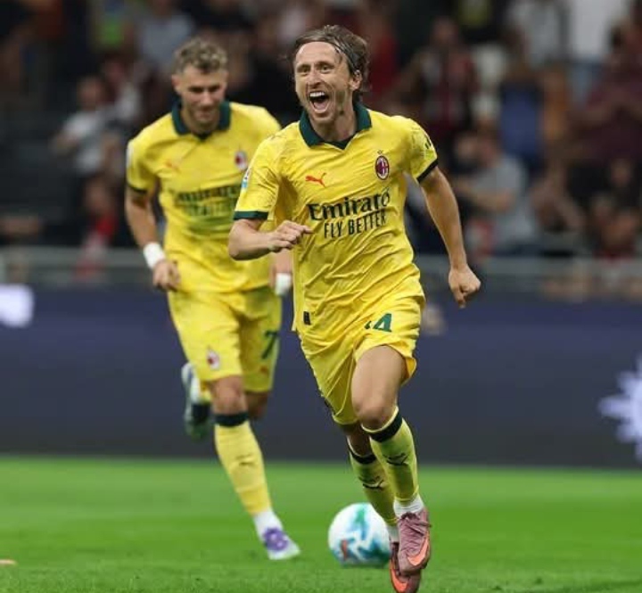 Luka Modric meluapkan kegembiraan sesaat mencetak gol bagi AC Milan, buah umpan Alexis Saelemaekers.