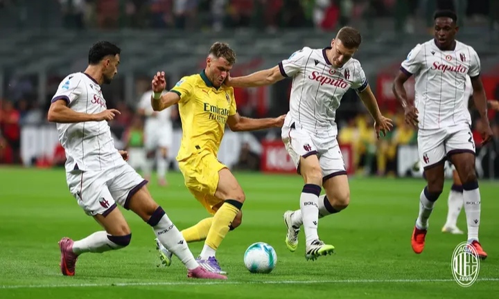 Santiago Gimenez berjibaku dengan pemain Bologna dalam balutan jersey kuning AC Milan.