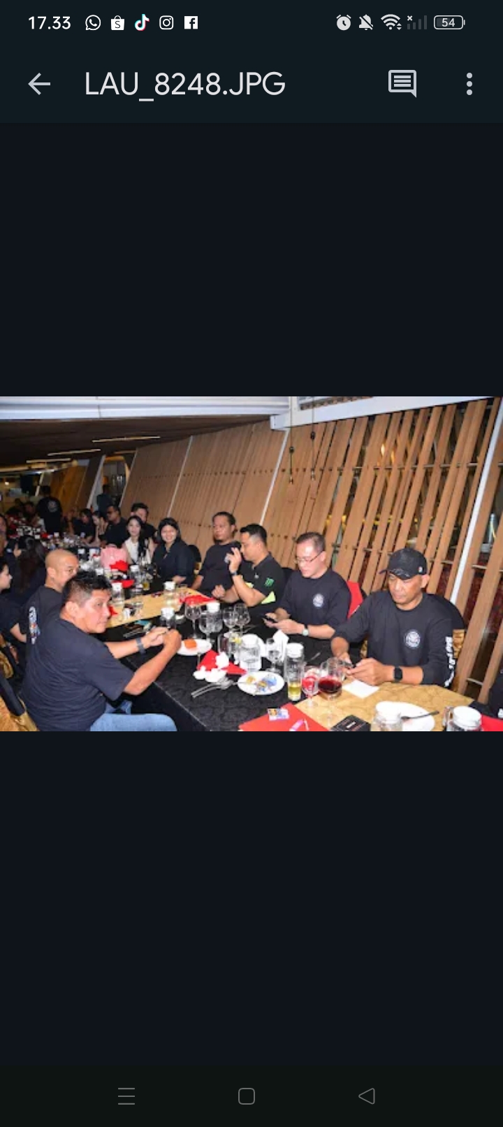 Suasana hangat penuh kekeluargaan terasa saat para bikers dari berbagai komunitas duduk bersama menikmati hidangan khas Lombok.