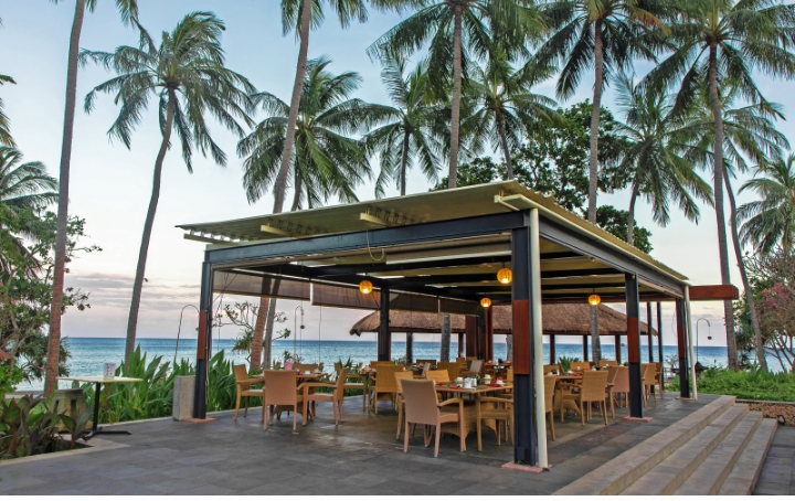 Menikmati Keanggunan Santap Tepi Laut di Kayangan Restaurant by Holiday Resort Lombok