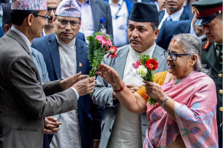 SELAMAT BERTUGAS: Para pejabat menyambut Perdana Menteri sementara Nepal Sushila  Karki (kanan) saat tiba di kantor perdana menteri di Kathmandu, Minggu (14/9).