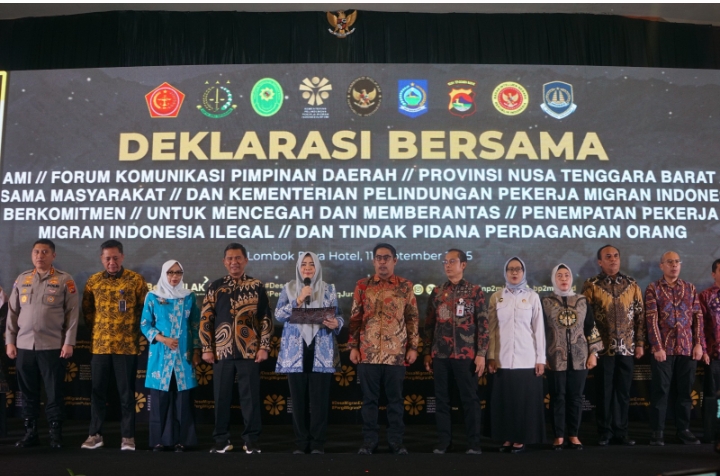 DEKLARASI: Wagub NTB Indah Dhamayanti Putri memimpin deklarasi bersama penempatan dan perlindungan PMI dari TPPO, beberapa hari lalu.