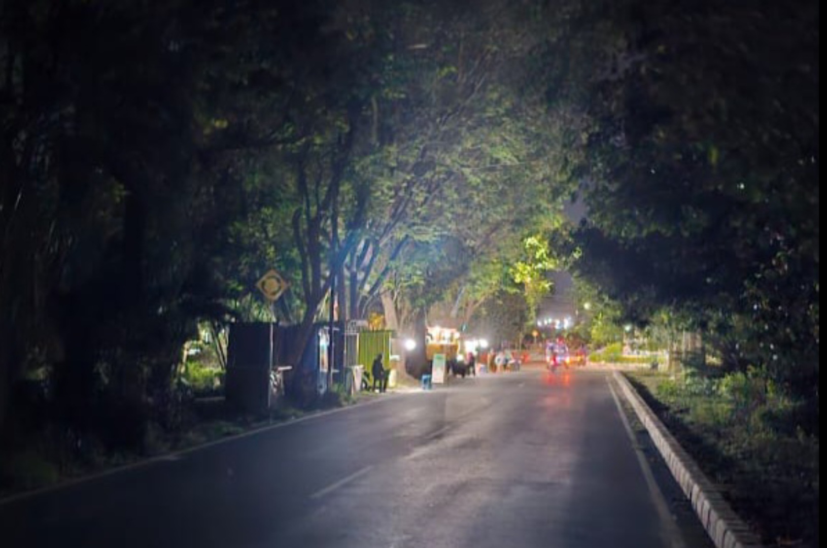 BUTUH PENERANG: Jalan di Desa Babussalam menuju Kantor Bupati Lombok Barat masih gelap.