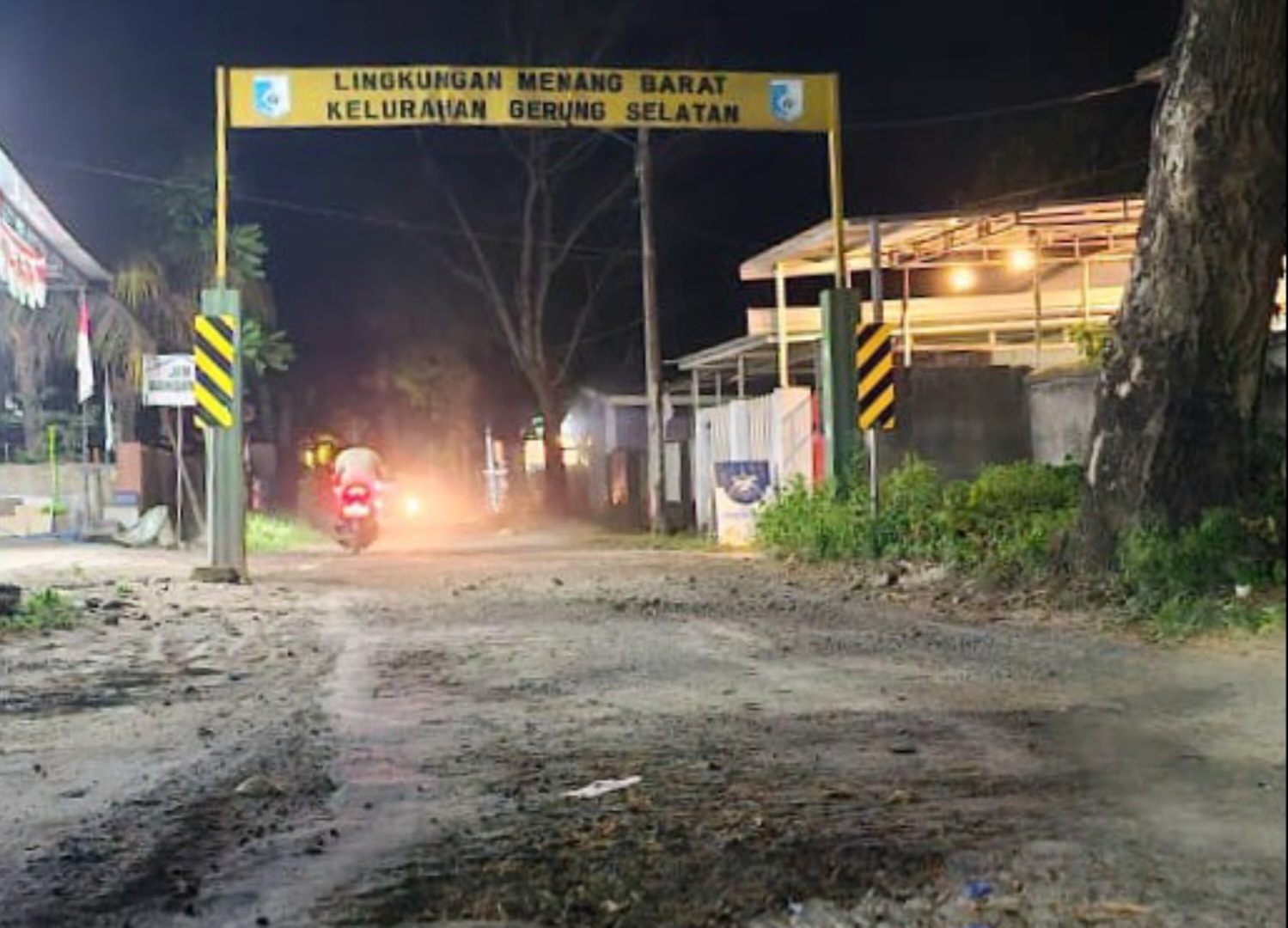 RUSAK: Jalan kabupaten di Lingkungan Menang Barat rusak dan butuh perbaikan.