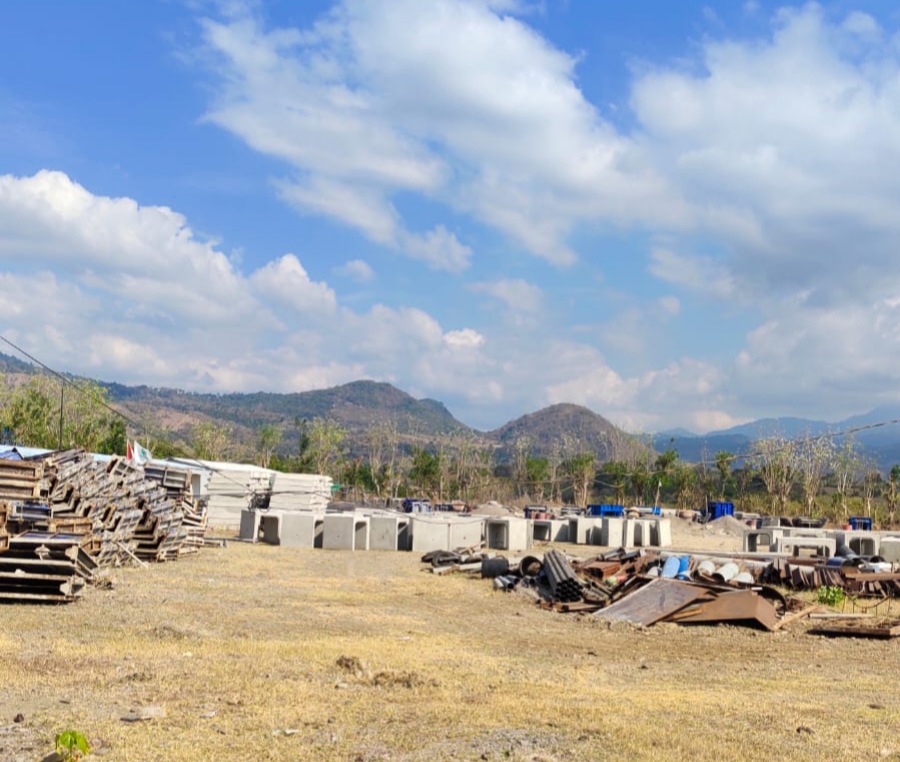 Beton-beton yang digunakan untuk proyek irigasi Bintang Bano. (Istimewa/Lombok Post)