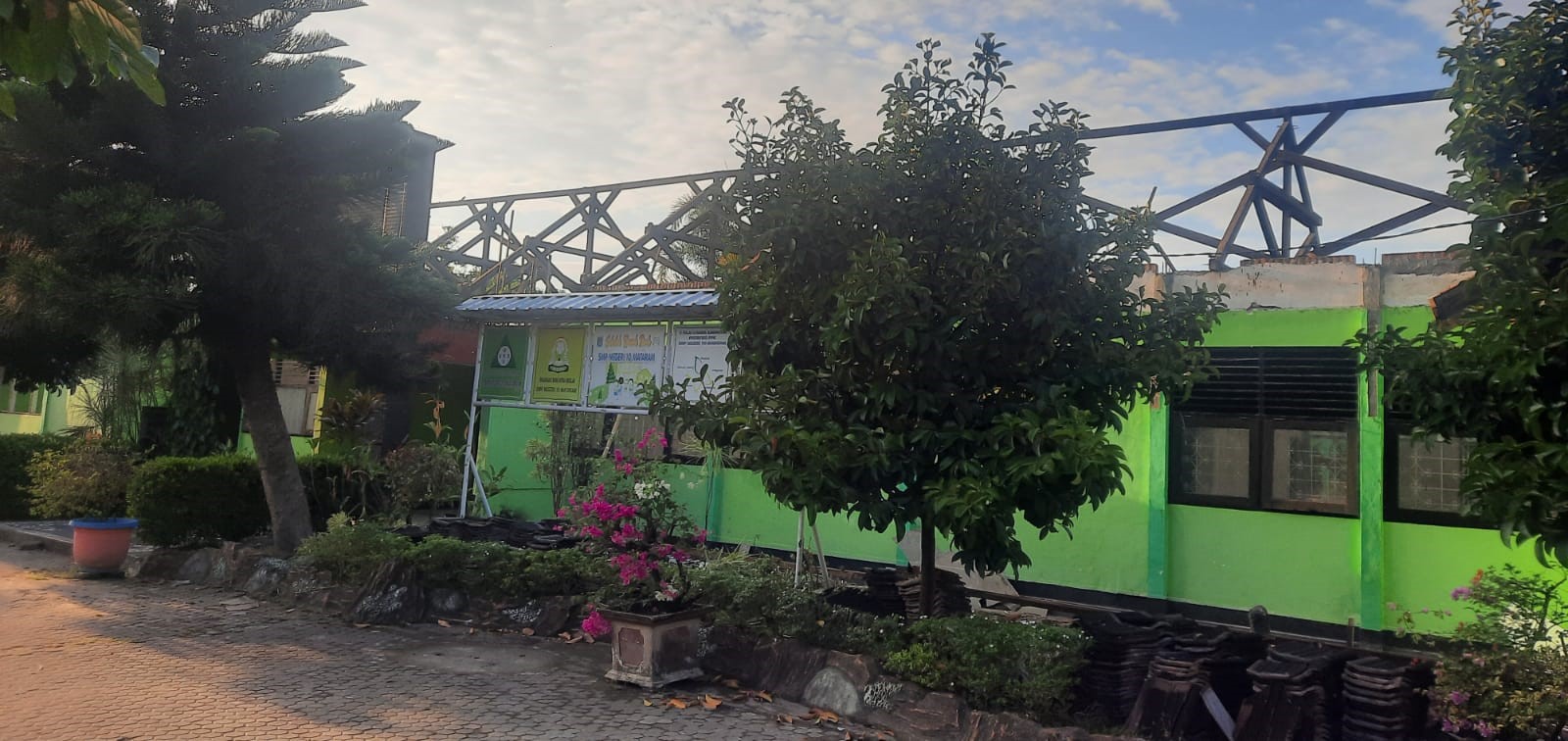 Gedung bagian depan SMPN 10 Mataram dibongkar untuk pengerjaan proyek strategis pendidikan dari Pemkot Mataram.