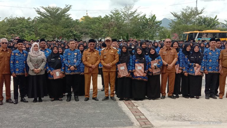 Bupati Bima Ady Mahyudi dan Wabup Irfan Zubaidy berfoto bersama usai penyerahan SK PPPK, Juni lalu.