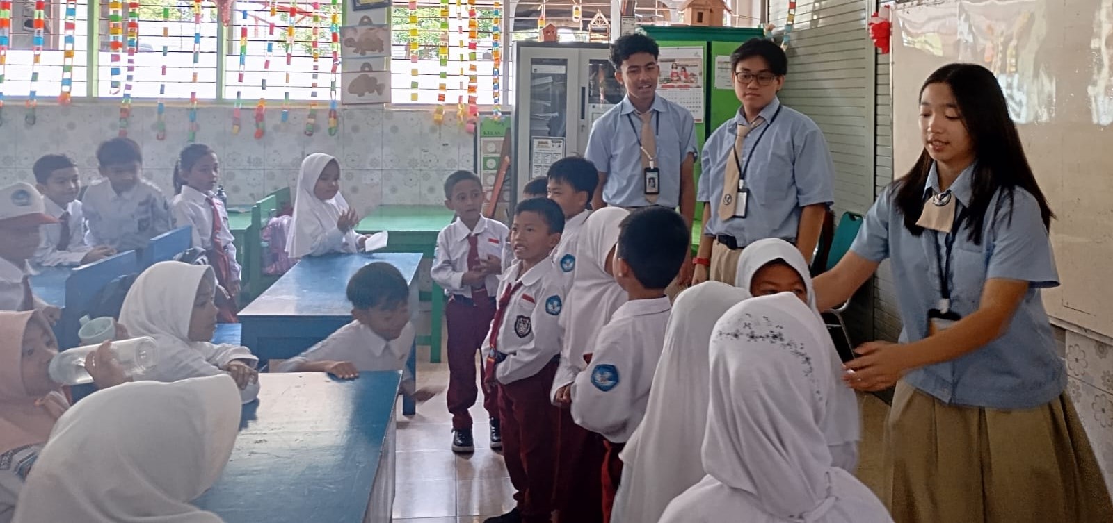 Siswa SMA UPH College Tangerang berbagi ilmu kepada murid SDN 19 Cakranegara, Senin (15/9).