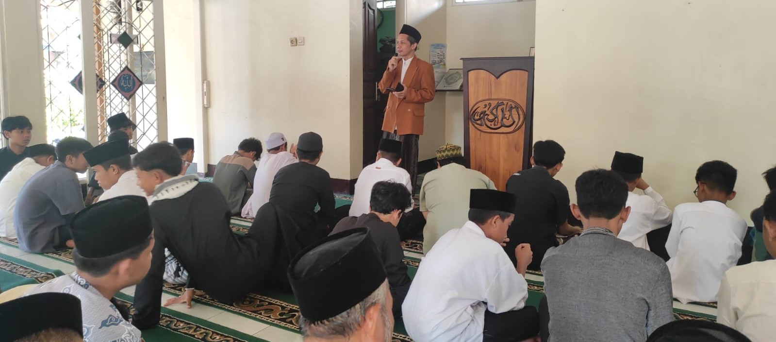 Kepala SMPN 11 Mataram Azizudin (berdiri) memberikan tausiyah pada peringatan maulid Nabi Muhammad SAW di Musala Nurul Jihad, Sabtu lalu (13/9).