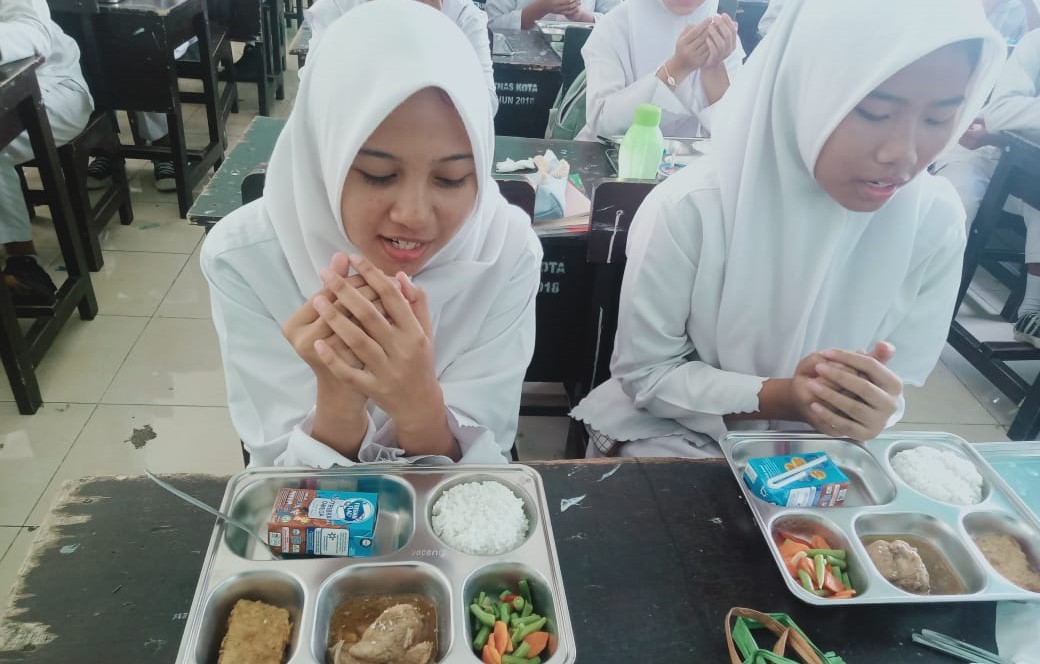 Siswa SMPN 6 Mataram menyantap makanan program MBG di sekolah setempat, belum lama ini. SMPN 6 Mataram evaluasi program MBG.