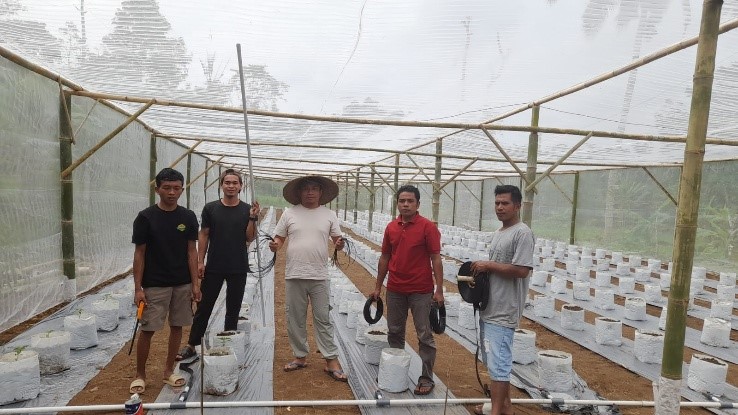 Dosen STP dan Universitas 45 Mataram berikan pelatihan irigasi tetes untuk mengembangkan Agrowisata Sangkareang di Desa Tetebatu Selatan, Kecamatan Sikur, Lombok Timur, belum lama ini.