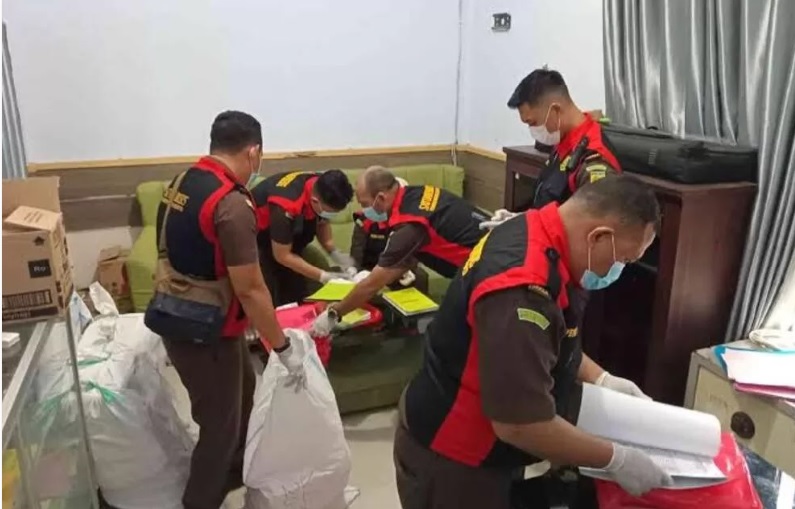 GELEDAH: Penyidik Pidsus Kejari Dompu menggeledah BPKAD Dompu dan instansi lainnya untuk mengumpulkan dokumen terkait proyek irigasi Sori Paranggi, Jumat (3/5/2024).
