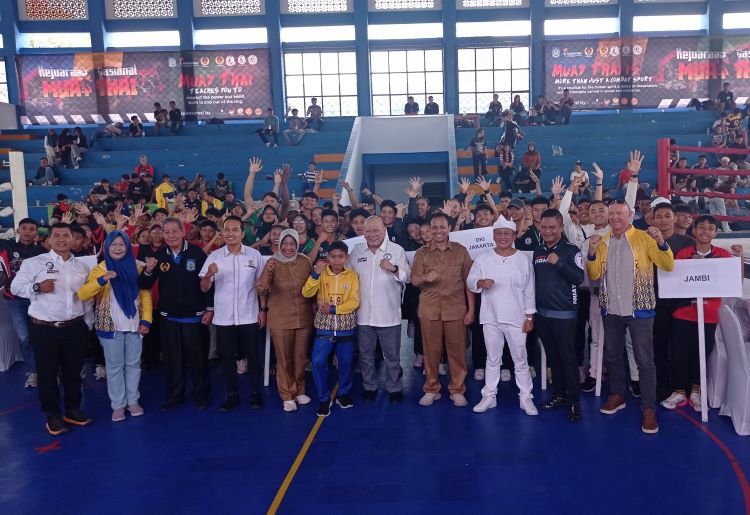 Ketua Umum PB MI La Nyalla Mattalitti bersama tamu undangan dan atlet-atlet muaythai saat pembukaan Kejurnas Muaythai 2025.