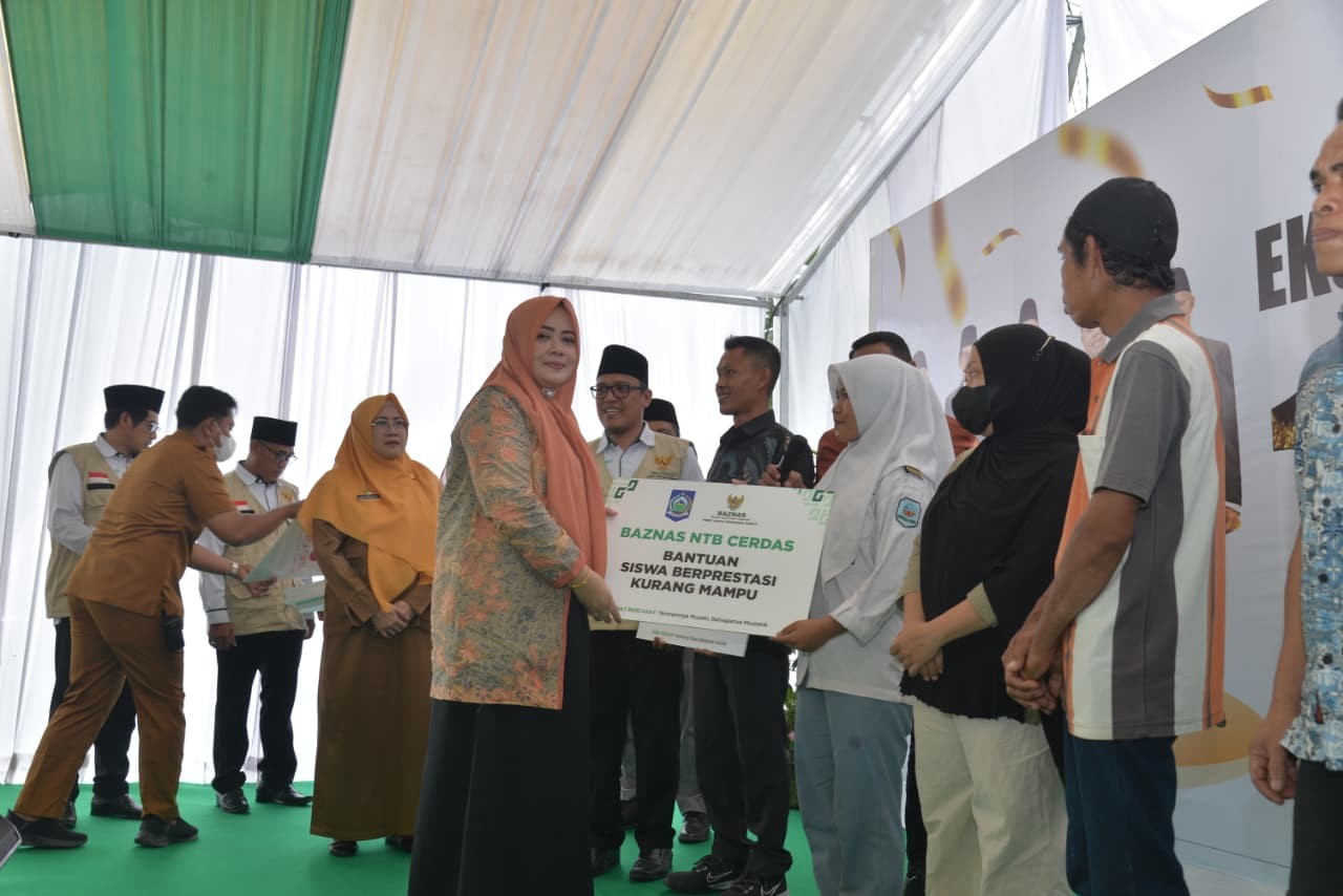 Wagub NTB Hj Indah Dhamayanti Putri, simbolis menyerahkan berbagai bantuan, di antaranya kepada guru tidak tetap dan non-sertifikasi, siswa berprestasi kurang mampu, dan lainnya, Selasa (16/9).