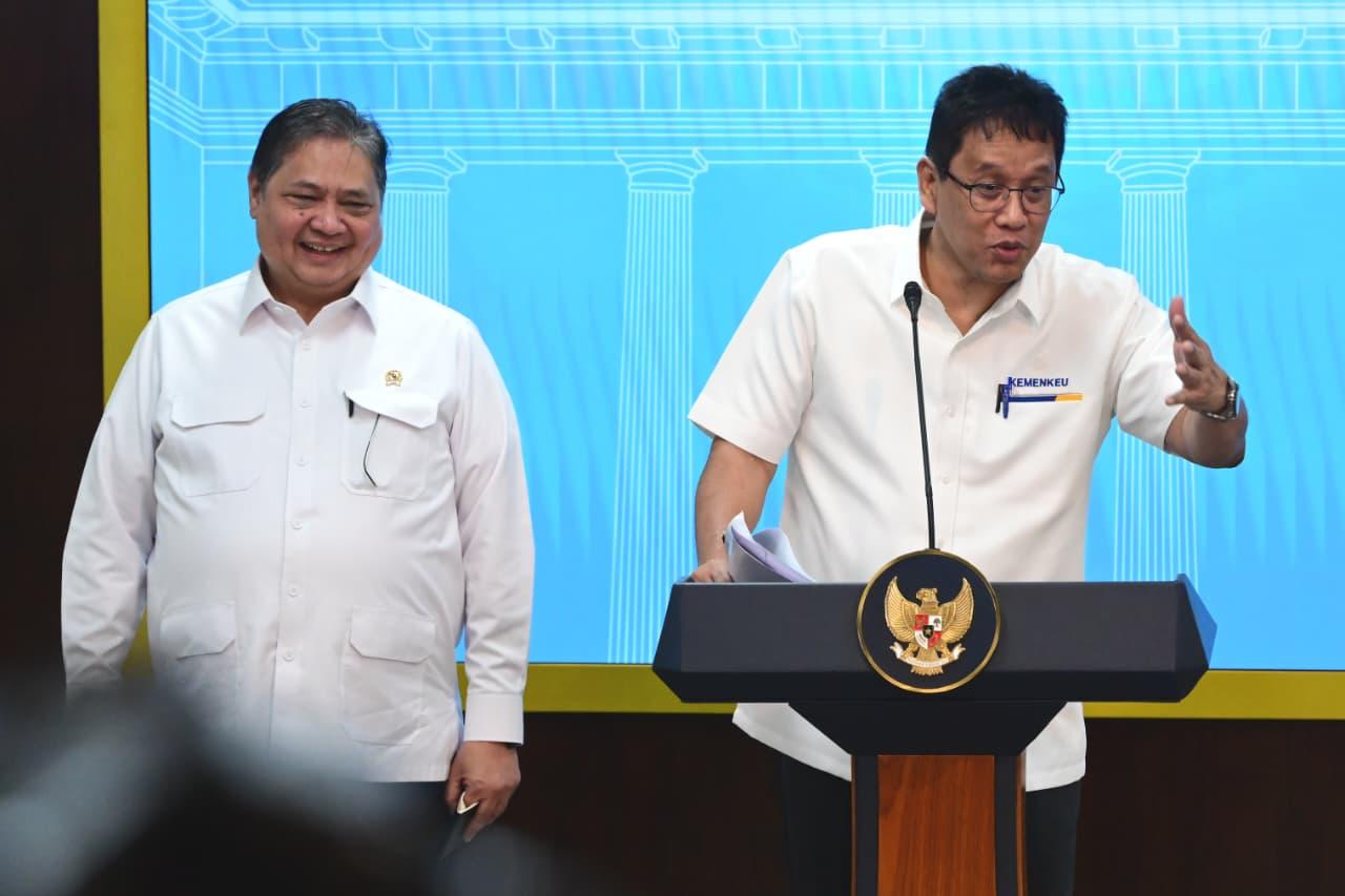 Menko Bidang Perekonomian Airlangga Hartarto (kiri) bersama Menkeu urbaya Yudhi Sadewa, saat temu media, Senin (15/9).