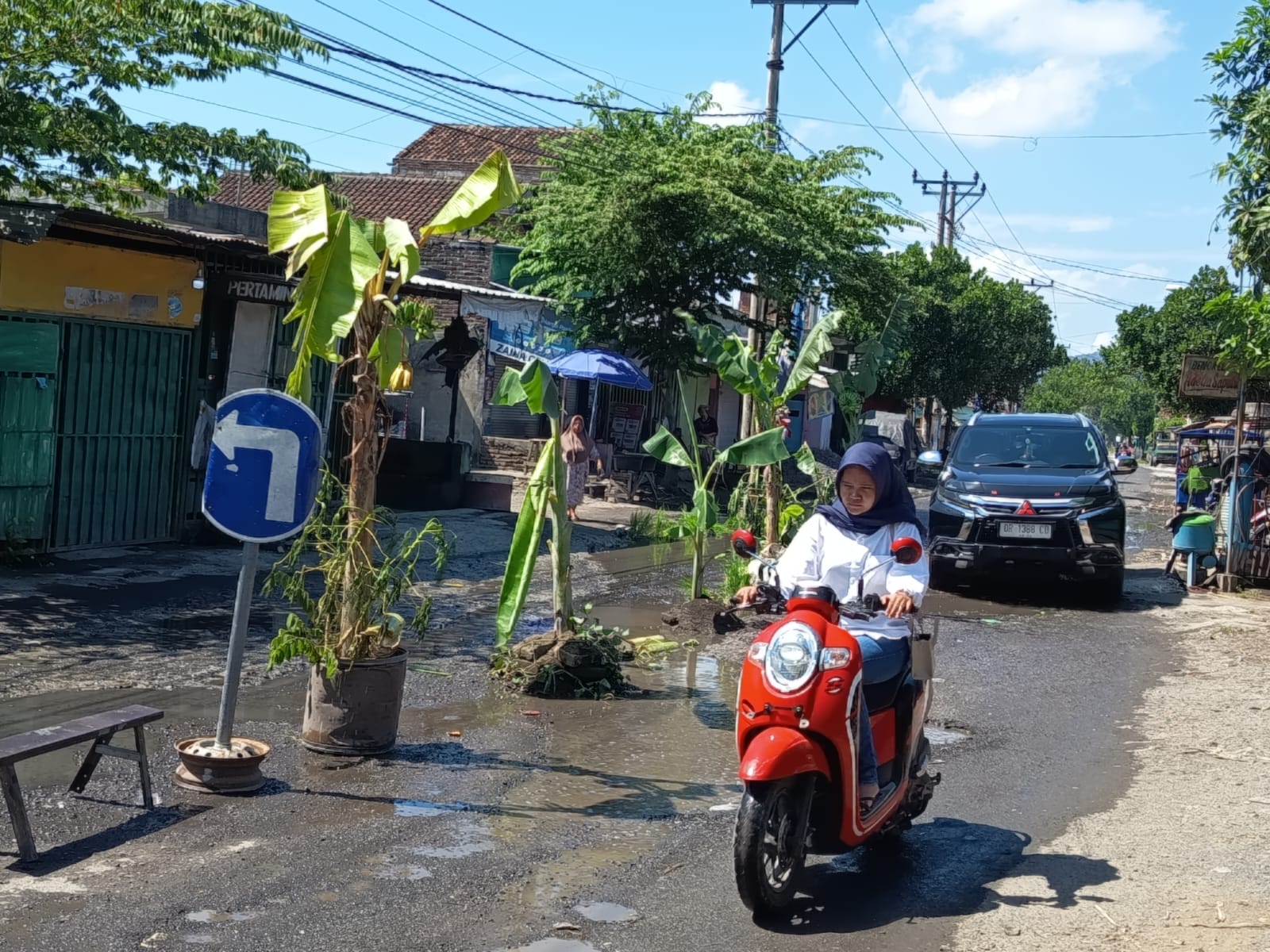 PERLU PENANGANAN: Pengendara melintas di jalan yang ditanami pisang, di ruas jalan Kediri-Kuripan, Minggu (14/9).