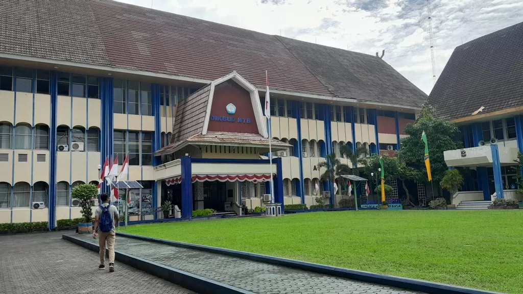 DIDUGA BERMASALAH: Seorang berjalan di halaman kantor Dikbud NTB, Senin (15/9).&nbsp;