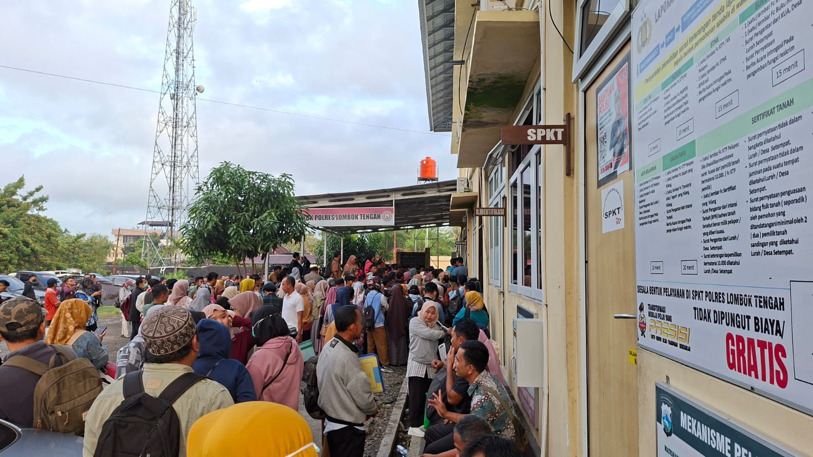 Ribuan calon PPPK paro waktu membludak hendak membuat SKCK di Mapolres Loteng, Praya, Senin (15/9).