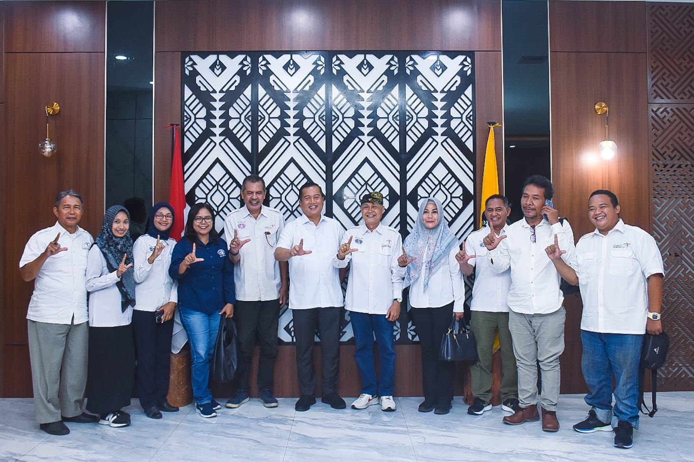 Gubernur NTB Lalu Muhamad Iqbal (tengah) bersama jajaran pengurus Asita NTB usai audiensi, Jumat (12/9).