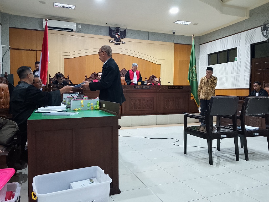 BERIKAN KESAKSIAN: Saksi Ahli Keuangan Negara Eko Sembodo bersalaman dengan jaksa penuntut umum (JPU) usai memberikan kesaksian pada perkara NTB City Center di PN Tipikor Mataram.