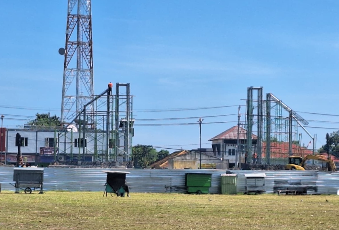 OPTIMIS SESUAI TARGET: Progres proyek revitalisasi Alun-alun Tanjung saat ini sudah di atas 40 persen