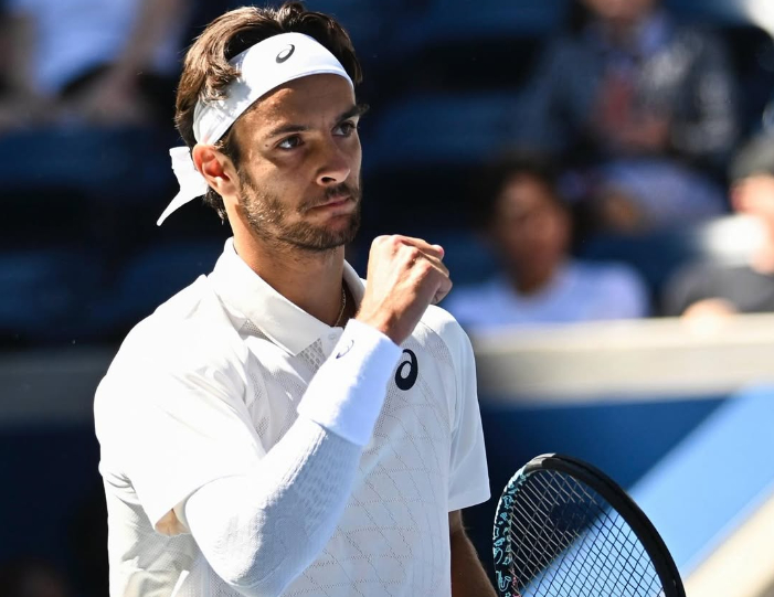Jannik Sinner sudah pasti lolos ke Nitto ATP Finals 2025, sementara Lorenzo Musetti memburu debut bersejarah di Turin.