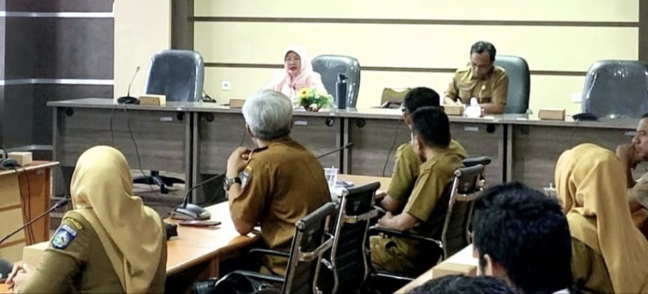 Ketua DPRD NTB Baiq Isvie Rupaeda didampingi Kabag Persidangan Tri Joko Hartono saat menerima audiensi tenaga honorer di ruang pleno Sekretariat DPRD NTB, Senin (15/9).