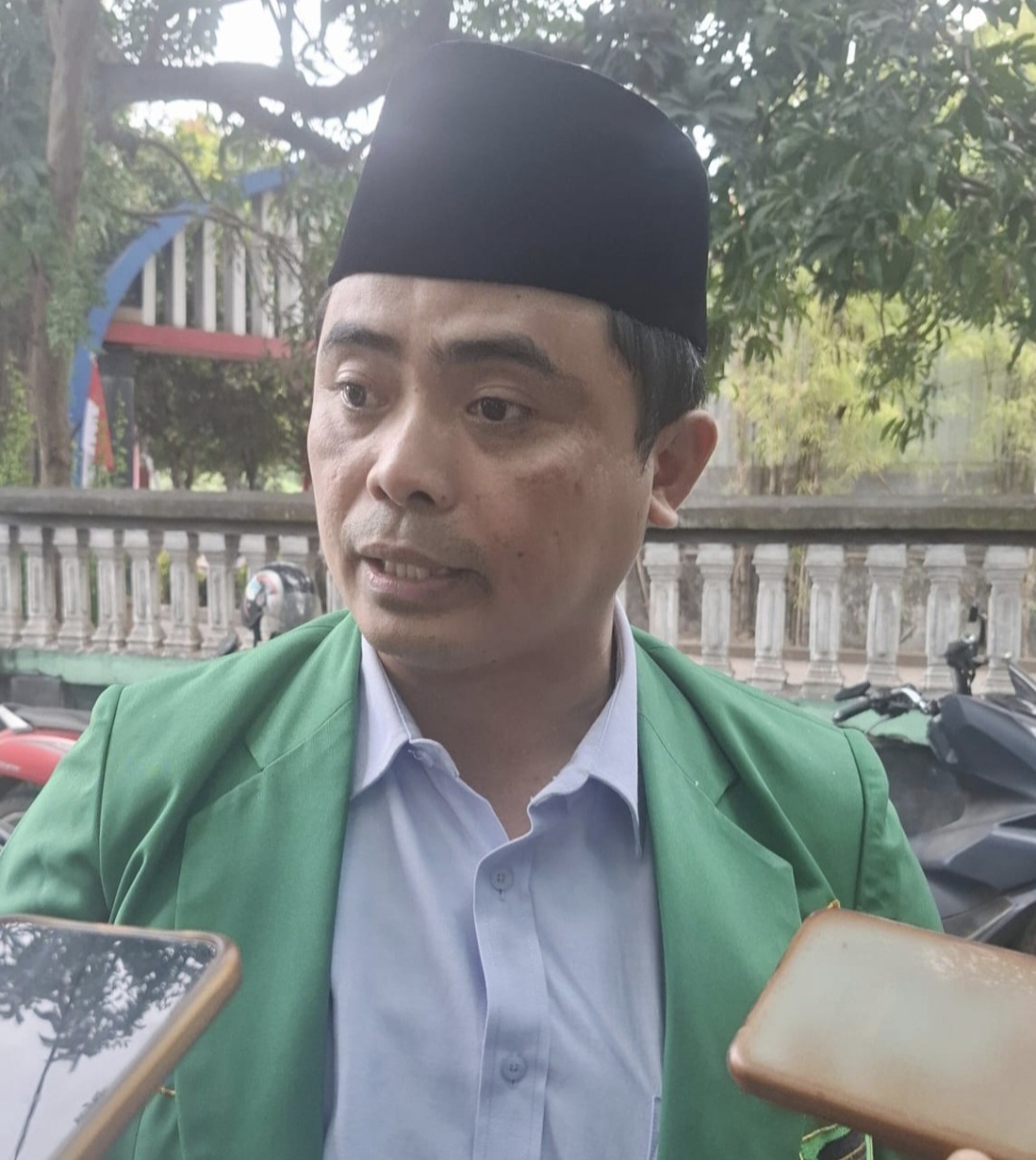 Ketua Komisi I DPRD NTB Mohammad Akri mendesak pemprov mencari solusi atas 518 tenaga honorer demi mencegah PHK masal.