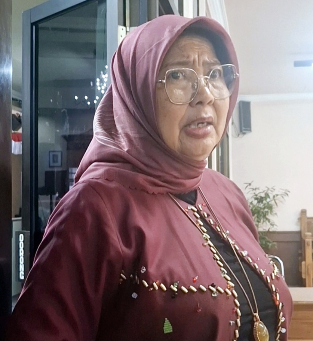 Ketua DPRD NTB Baiq Isvie Rupaeda mendesak pemprov mencari solusi atas 518 tenaga honorer dan meminta tidak ada yang di-PHK.