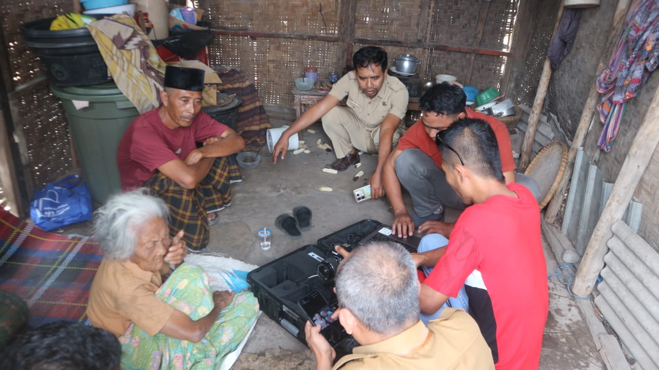 Tim tuak manis Dukcapil Lombok Timur saat membuatkan nenek sekar E-KTP di rumahnya.