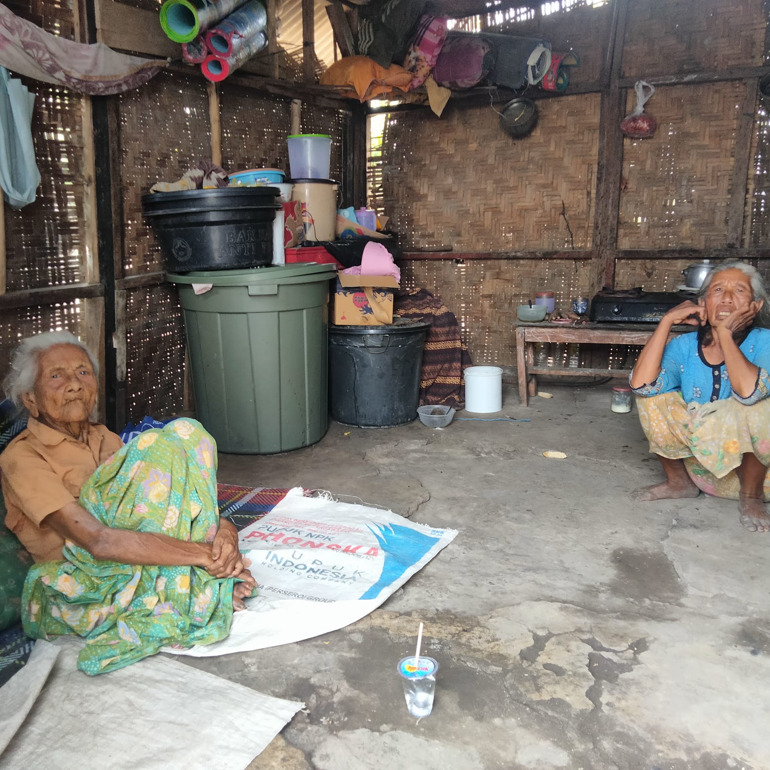 Sekar (kiri) dan anaknya Saminah duduk termenung di dalam rumah reot mereka yang akan roboh, Senin (15/9).