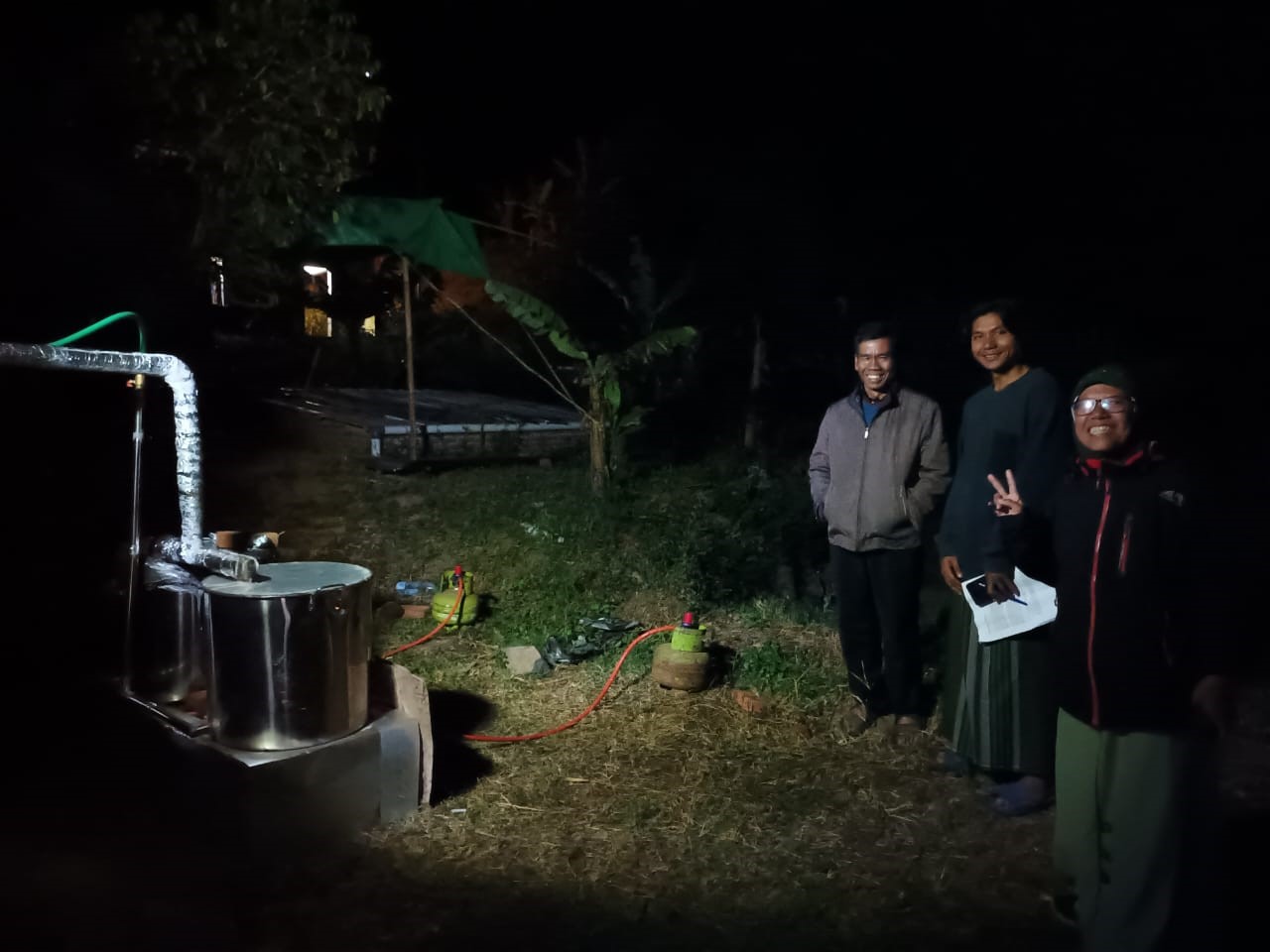 INOVASI: Warga Desa Sembalun Bumbung, Lombok Timur bersama tim dari Pascasarjana Universitas Mataram memeriksa instalasi digester biogas berkapasitas 8 m&sup3;.