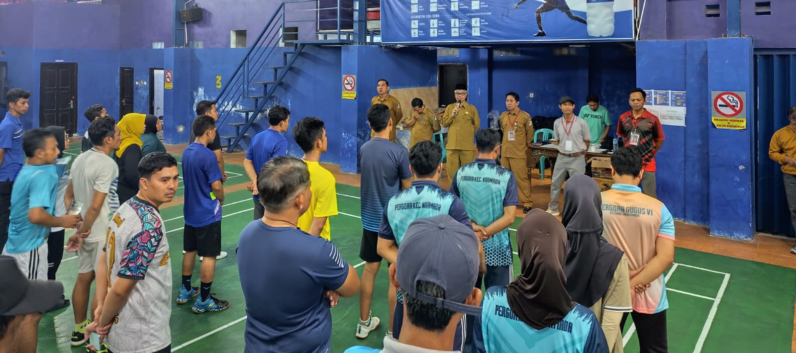 Suasana pembukaan Porsenijar PGRI Lobar 2025 di GOR PB Sarana Kediri, Lombok Barat, Selasa (16/9). Porsenijar PGRI Lombok Barat 2025 dibuka, 34 atlet bersaing jadi yang terbaik.